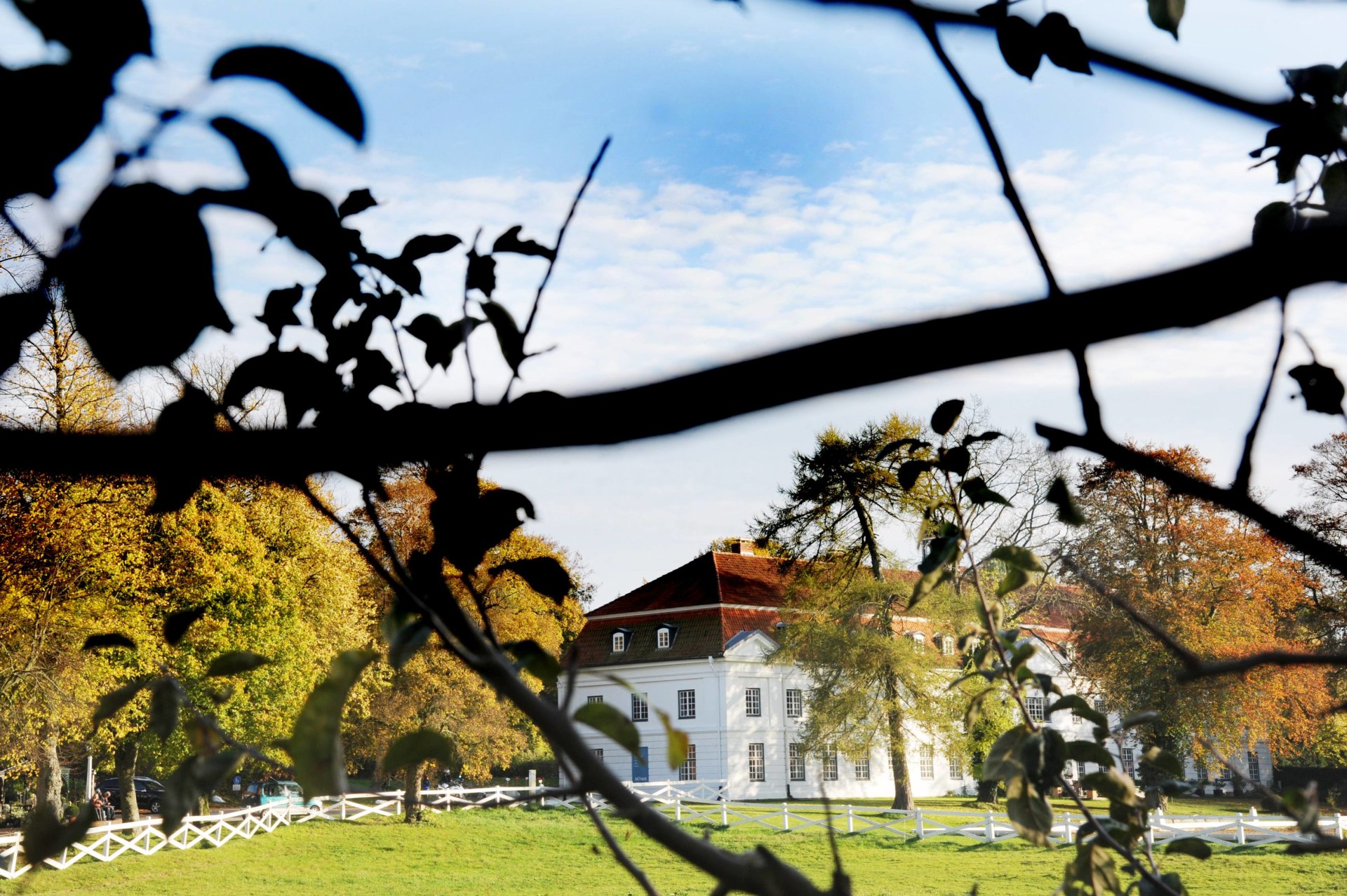 Garten mit Hotel im Hintergrund